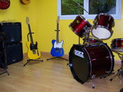 Escuela de Musica CICLOS Educacion Musical para Niños Jovenes Adultos en Caballito Flores Parque Chacabuco Enseñanza y Clases de Guitarra Bajo Piano Teclados Bateria Saxo Canto Violin Flauta Trompeta Acordeon Percusion Cajon Peruano e Iniciacion Musical
